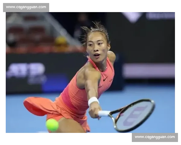 郑钦文教科书级放小球戏耍阿尼西莫娃，决胜盘关键分引爆全场！